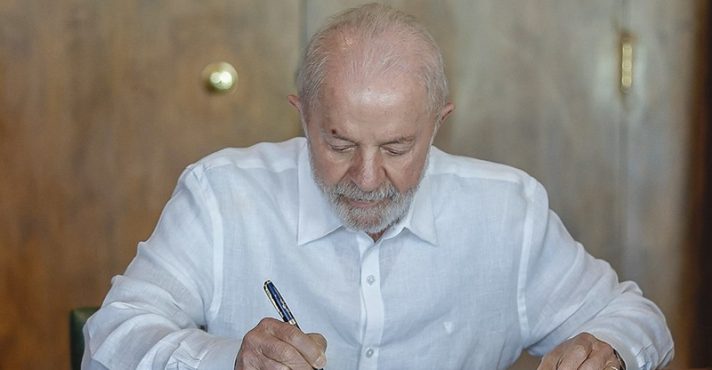 Presidente da República, Luiz Inácio Lula da Silva, durante assinatura do decreto da Lei Complementar Nº 212, de 13 de janeiro de 2025, em alusão à matéria sobre a propaganda do BNDES