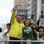 O ex-presidente Jair Bolsonaro ao lado da mulher, Michelle Bolsonaro | Foto: Thiago Queiroz/Estadão Conteúdo