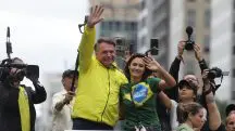 O ex-presidente Jair Bolsonaro ao lado da mulher, Michelle Bolsonaro | Foto: Thiago Queiroz/Estadão Conteúdo