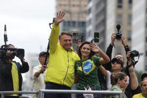 O ex-presidente Jair Bolsonaro ao lado da mulher, Michelle Bolsonaro | Foto: Thiago Queiroz/Estadão Conteúdo