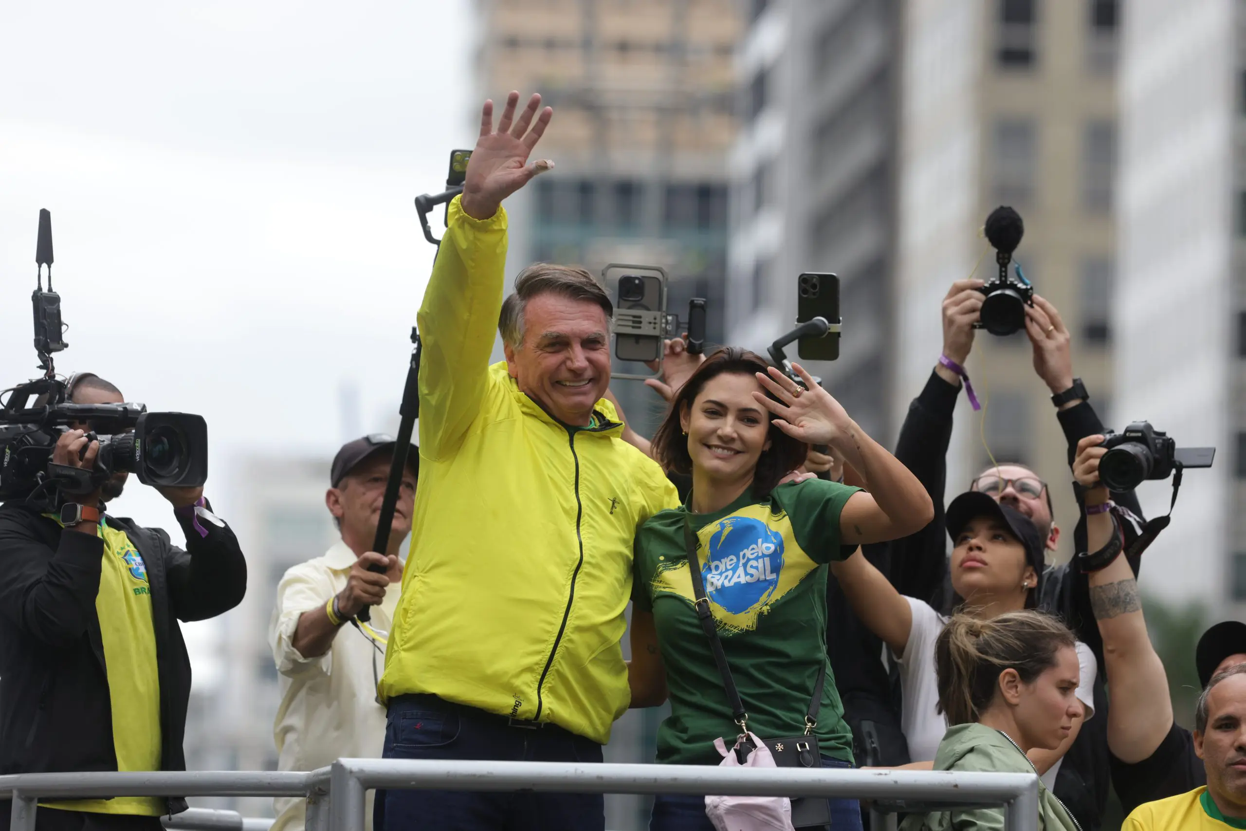 O ex-presidente Jair Bolsonaro ao lado da mulher, Michelle Bolsonaro | Foto: Thiago Queiroz/Estadão Conteúdo
