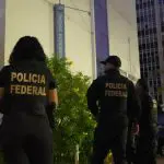 Agentes da Polícia Federal (PF), em frente a prédio do INSS