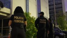 Agentes da Polícia Federal (PF), em frente a prédio do INSS