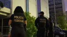 Agentes da Polícia Federal (PF), em frente a prédio do INSS
