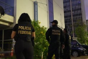 Agentes da Polícia Federal (PF), em frente a prédio do INSS