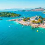 Vista da Riviera Albanesa, também conhecida como Riviera dos Balcãs: belezas e vantagens econômicas atraem brasileiros | Foto: Reprodução/Redes sociais