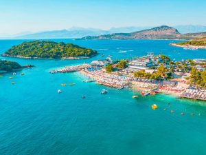 Vista da Riviera Albanesa, também conhecida como Riviera dos Balcãs: belezas e vantagens econômicas atraem brasileiros | Foto: Reprodução/Redes sociais