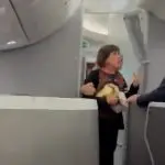 Os comissários de bordo da American Airlines interpretaram a ação como uma tentativa de invasão e rapidamente imobilizaram a mulher para evitar qualquer avanço | Foto: Reprodução/Redes sociais