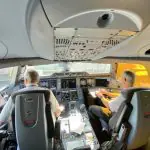 Pilotos na cabine de um A350, segundo maior modelo da linha de aeronaves da Airbus: profissão valorizada | Foto: Reprodução/Twitter/X