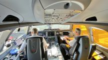 Pilotos na cabine de um A350, segundo maior modelo da linha de aeronaves da Airbus: profissão valorizada | Foto: Reprodução/Twitter/X