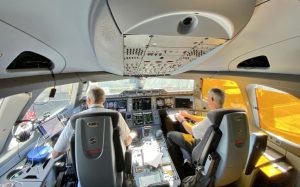 Pilotos na cabine de um A350, segundo maior modelo da linha de aeronaves da Airbus: profissão valorizada | Foto: Reprodução/Twitter/X