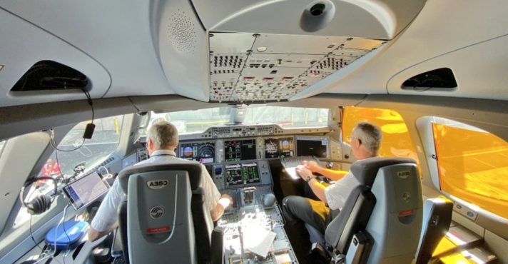 Pilotos na cabine de um A350, segundo maior modelo da linha de aeronaves da Airbus: profissão valorizada | Foto: Reprodução/Twitter/X