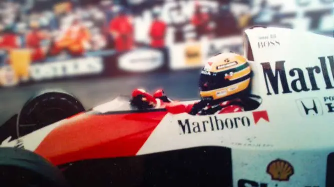 Durante a corrida na Bélgica, Senna auxiliou no resgate do ex-piloto francês Erik Comas, que sofreu um acidente durante os treinos | Foto: Reprodução/Flickr