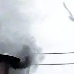 Fumaça preta sai da chaminé da Capela Sistina, na Praça de São Pedro, indicando que nenhuma decisão foi tomada após a primeira sessão de votação no segundo dia da eleição de um novo papa, no Vaticano, em 13 de março de 2013. Conclave