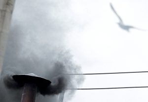 Fumaça preta sai da chaminé da Capela Sistina, na Praça de São Pedro, indicando que nenhuma decisão foi tomada após a primeira sessão de votação no segundo dia da eleição de um novo papa, no Vaticano, em 13 de março de 2013. Conclave
