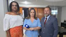 Danielly e seu advogado durante entrevista à imprensa de Vila Velha (ES): ações na Justiça | Foto: Reprodução/Redes sociais