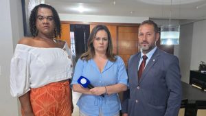 Danielly e seu advogado durante entrevista à imprensa de Vila Velha (ES): ações na Justiça | Foto: Reprodução/Redes sociais