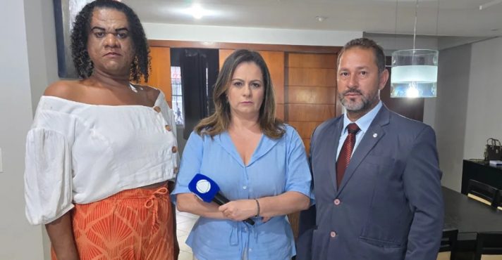 Danielly e seu advogado durante entrevista à imprensa de Vila Velha (ES): ações na Justiça | Foto: Reprodução/Redes sociais