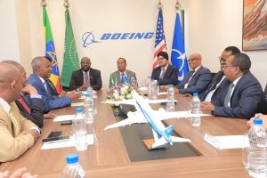Executivos da Boeing em reunião nesta última quarta-feira, 23, para abertura de filial na Etiópia: fabricante dos Estados Unidos investe em mercados alternativos à China | Foto: Reprodução/Twitter/X