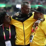Usain Bolt entre a mãe, Jennifer, e o pai, Wellesley, em uma competição em Londres, em 2017: presença familiar | Foto: Reprodução/Twitter/X