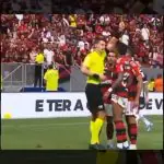 Lance da partida em que o árbitro aplica o cartão amarelo em Bruno Henrique: mensagens em celular reforçam suspeitas de fraude | Foto: Reprodução/Redes sociais