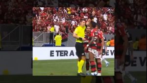 Lance da partida em que o árbitro aplica o cartão amarelo em Bruno Henrique: mensagens em celular reforçam suspeitas de fraude | Foto: Reprodução/Redes sociais