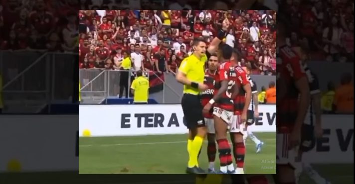 Lance da partida em que o árbitro aplica o cartão amarelo em Bruno Henrique: mensagens em celular reforçam suspeitas de fraude | Foto: Reprodução/Redes sociais