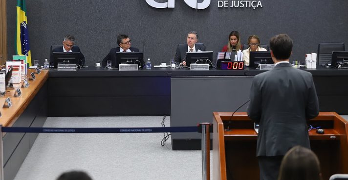 Sessão do CNJ de 8 de abril, presidida pelo ministro Luís Roberto Barroso