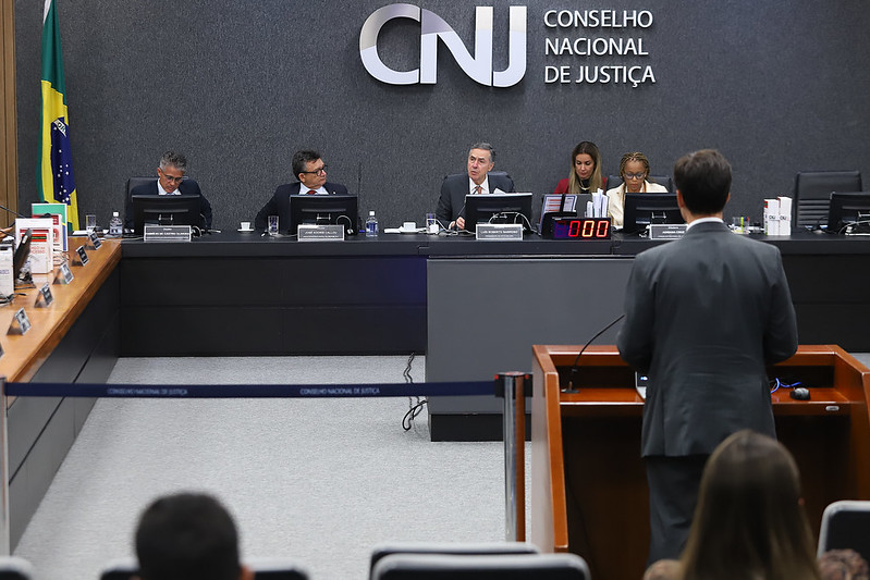 Sessão do CNJ de 8 de abril, presidida pelo ministro Luís Roberto Barroso