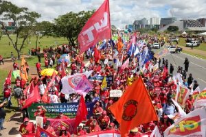 Centrais sindicais CUT marcham a Brasília