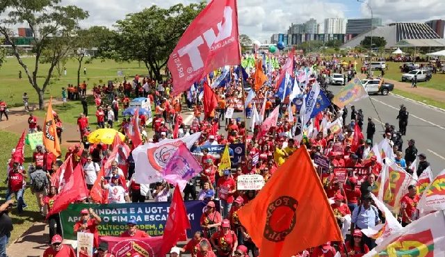 Centrais sindicais CUT marcham a Brasília