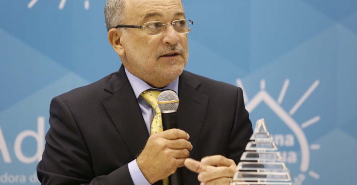 Ministro do TCU deixou julgamento de fraude no INSS parado por 1 ano