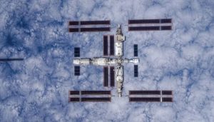 Vista aérea da Estação Espacial Tiangong: tripulação deve permanecer por seis meses em órbita da Terra | Foto: CMSA/Divulgação