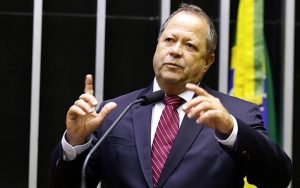 Moraes permitiu que o deputado federal Chiquinho Brazão (Sem Partido-RJ) saísse da cadeia para cumprir prisão domiciliar | Foto: Divulgação/Câmara dos Deputados