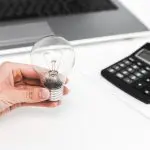 Para conceder o benefício na conta de luz, o governo planeja restringir os descontos às fontes de energia incentivada, como a eólica e a solar | Foto: Reprodução/Freepik