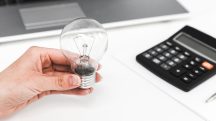 Para conceder o benefício na conta de luz, o governo planeja restringir os descontos às fontes de energia incentivada, como a eólica e a solar | Foto: Reprodução/Freepik