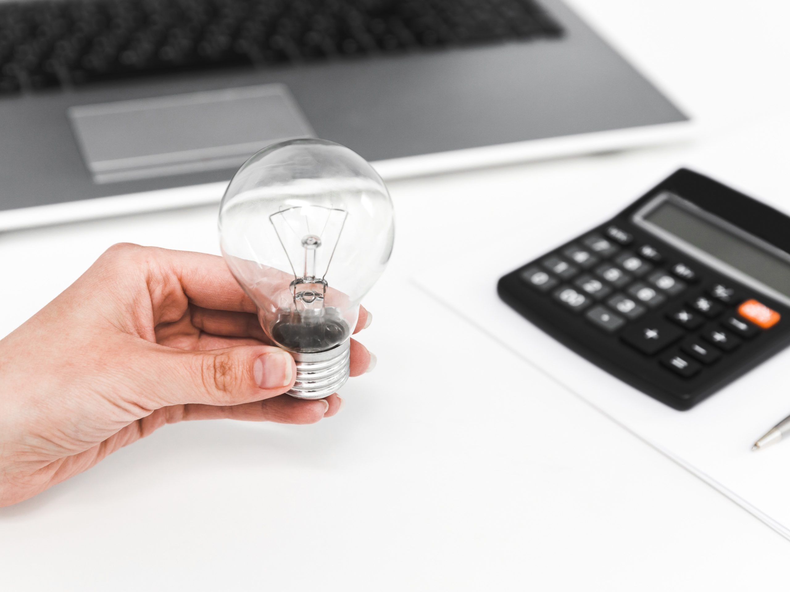 Para conceder o benefício na conta de luz, o governo planeja restringir os descontos às fontes de energia incentivada, como a eólica e a solar | Foto: Reprodução/Freepik