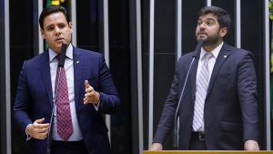 Deputados Rodrigo Valadares e Marreca Filho durante discurso na Câmara dos Deputados; eles contrataram primos para trabalhar no gabinete