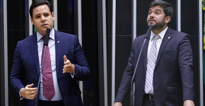 Deputados Rodrigo Valadares e Marreca Filho durante discurso na Câmara dos Deputados; eles contrataram primos para trabalhar no gabinete