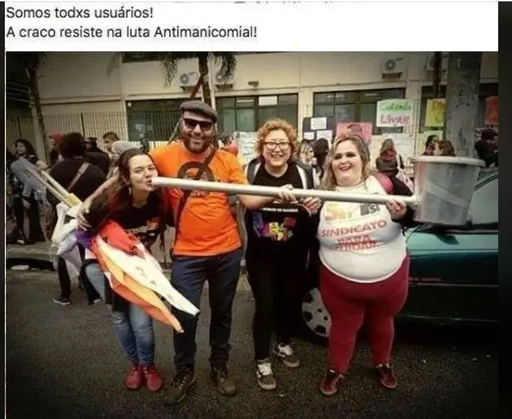 A imagem mostra quatro pessoas segurando um objeto que representa o cachimbo de crack | Foto: Reprodução/Redes sociais