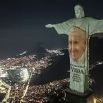 A Arquidiocese do Rio de Janeiro projetou mensagens de apoio ao papa durante a sua internação: Cristo Redentor faz 'despedida' nesta segunda-feira, 21 | Foto: Reprodução/Twitter/X