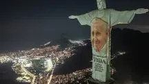 A Arquidiocese do Rio de Janeiro projetou mensagens de apoio ao papa durante a sua internação: Cristo Redentor faz 'despedida' nesta segunda-feira, 21 | Foto: Reprodução/Twitter/X