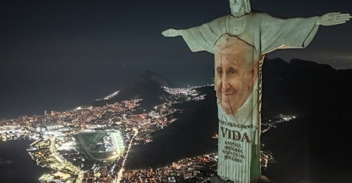 A Arquidiocese do Rio de Janeiro projetou mensagens de apoio ao papa durante a sua internação: Cristo Redentor faz 'despedida' nesta segunda-feira, 21 | Foto: Reprodução/Twitter/X