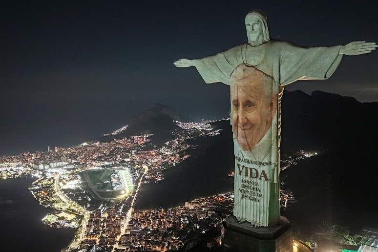 A Arquidiocese do Rio de Janeiro projetou mensagens de apoio ao papa durante a sua internação: Cristo Redentor faz 'despedida' nesta segunda-feira, 21 | Foto: Reprodução/Twitter/X