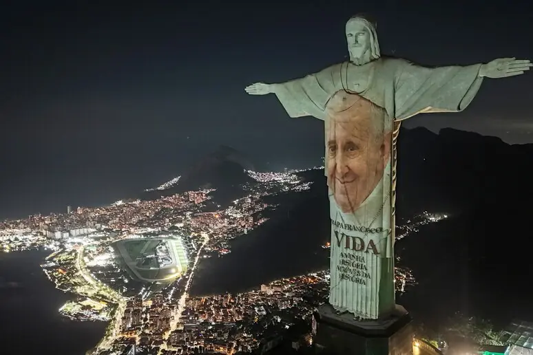 A Arquidiocese do Rio de Janeiro projetou mensagens de apoio ao papa durante a sua internação: Cristo Redentor faz 'despedida' nesta segunda-feira, 21 | Foto: Reprodução/Twitter/X