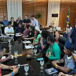 Reunião com indígenas em que o governador do Pará, Helder Barbalho, decidiu revogar lei polêmica | Foto: Governo do Pará/Divulgação