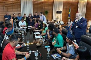 Reunião com indígenas em que o governador do Pará, Helder Barbalho, decidiu revogar lei polêmica | Foto: Governo do Pará/Divulgação