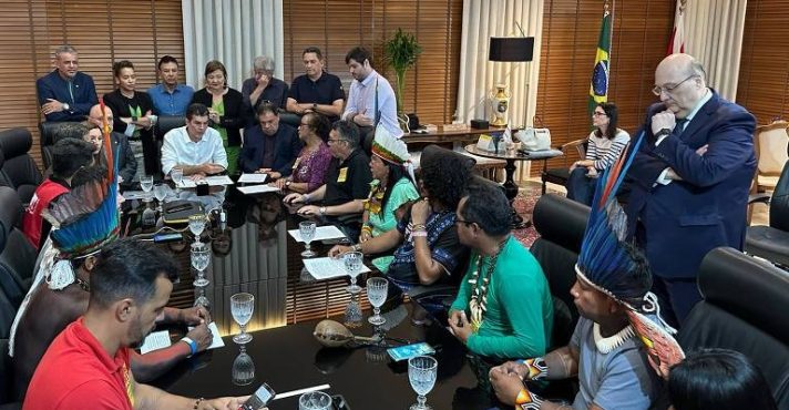 Reunião com indígenas em que o governador do Pará, Helder Barbalho, decidiu revogar lei polêmica | Foto: Governo do Pará/Divulgação