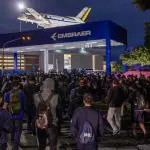 Funcionários em frente à fábrica da Embraer, em São José dos Campos (SP): apesar de acordo firmado, sindicalistas querem aumentar participação nos lucros da empresa | Foto: Roosevelt Cassio/SindmetalSJC