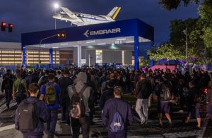 Funcionários em frente à fábrica da Embraer, em São José dos Campos (SP): apesar de acordo firmado, sindicalistas querem aumentar participação nos lucros da empresa | Foto: Roosevelt Cassio/SindmetalSJC